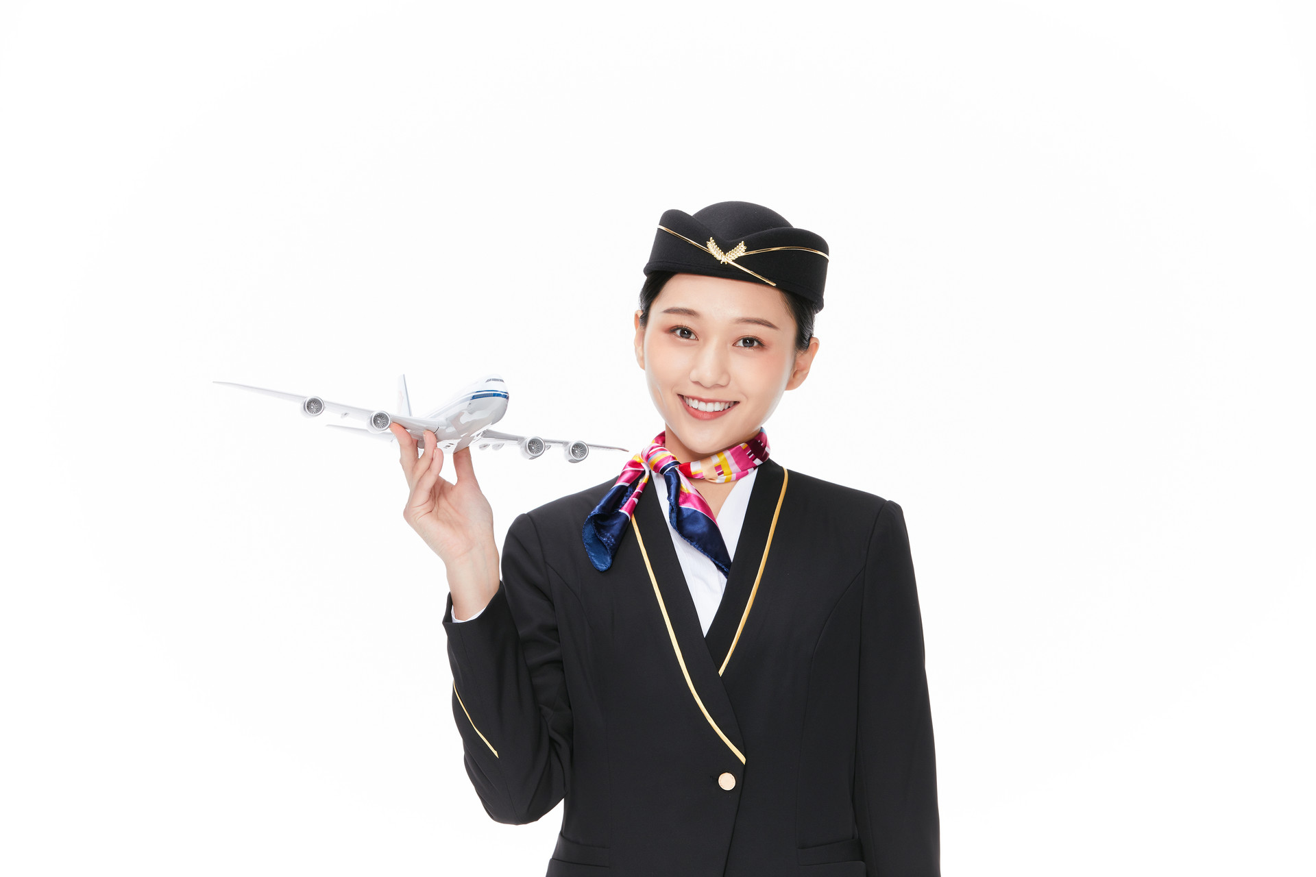 空姐托着飞机模型