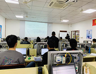 学员在学习PLC 学员在学习PLC