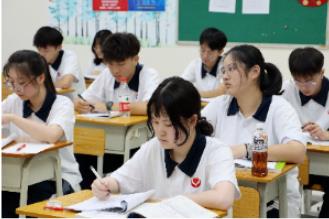 学员认真学习 学员认真学习