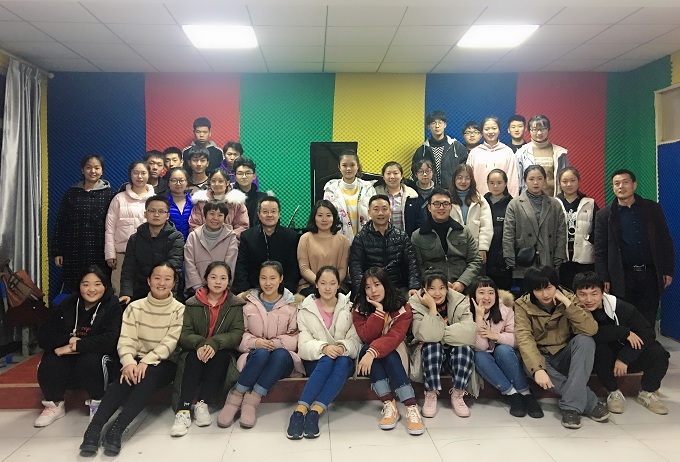 四川音乐学院刘芬芳教授&丁旭阳老师讲学留念 四川音乐学院刘芬芳教授&丁旭阳老师讲学留念