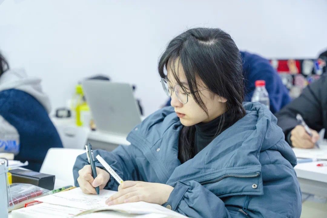 学员认真学习 学员认真学习