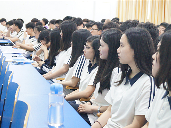 學(xué)員認(rèn)真聽(tīng)課 學(xué)員認(rèn)真聽(tīng)課