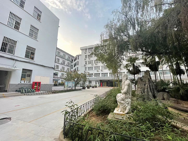 校內(nèi)環(huán)境 校內(nèi)環(huán)境