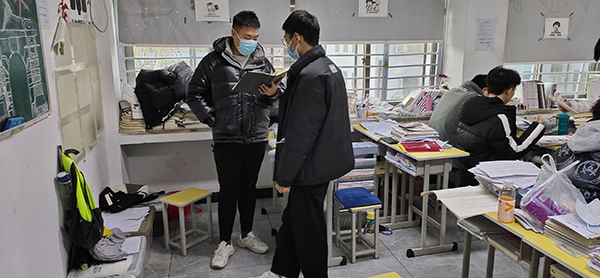 同學(xué)背誦情景