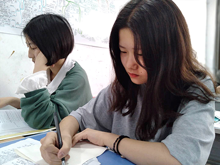 学员认真学习 学员认真学习