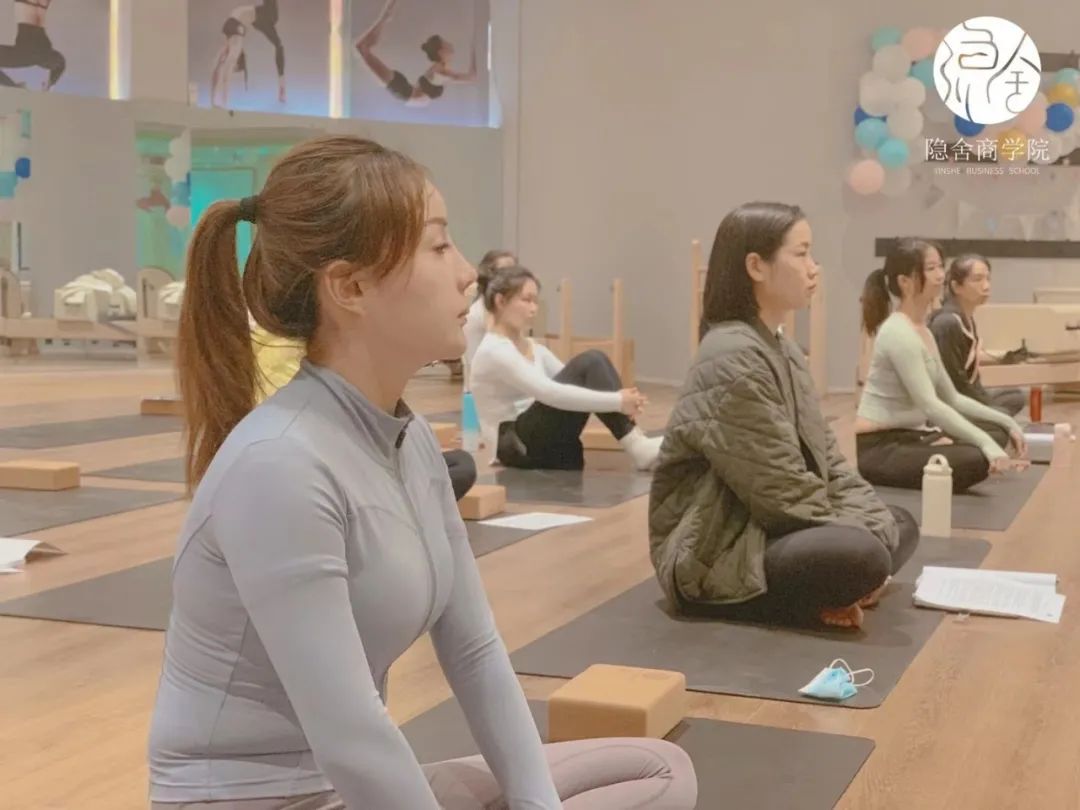 学员认真听课 学员认真听课