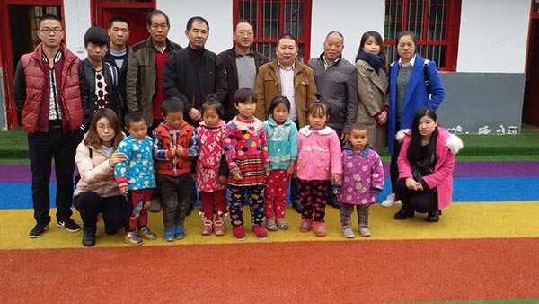 赴山區(qū)獻愛心