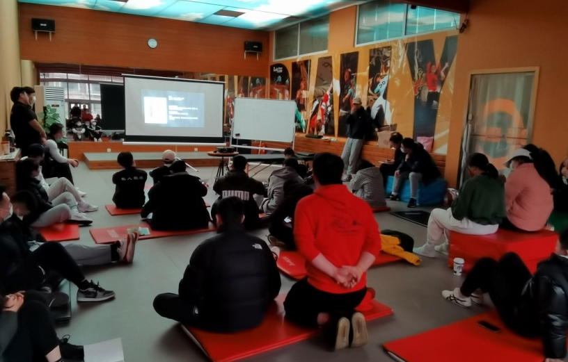 学员认真听课