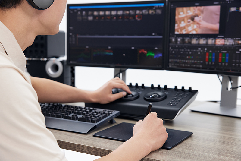 摄图网_501789643_影视后期剪辑人员工作特写（企业商用） 拷贝