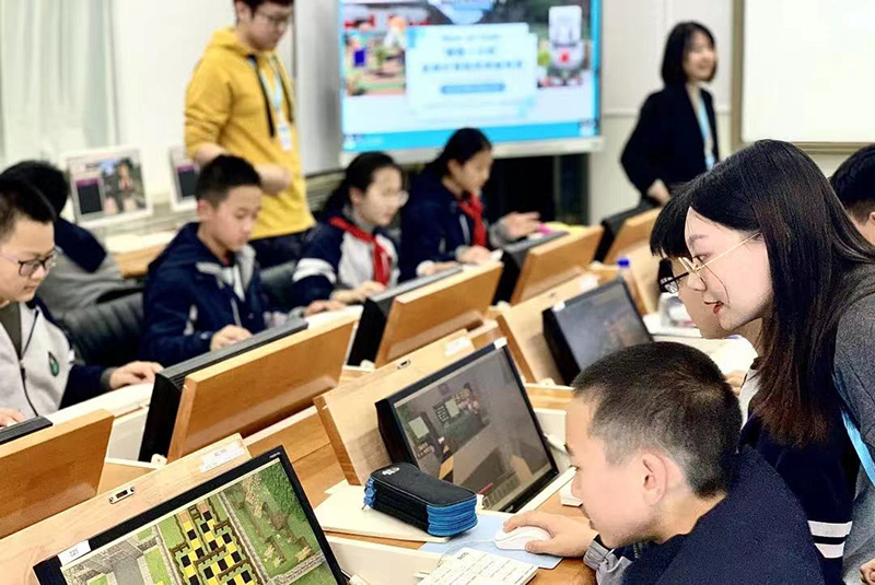 老师指导学员