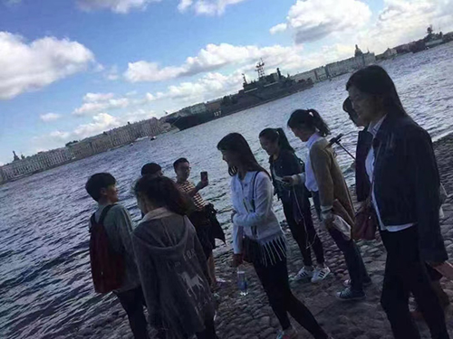 在境外带领学生熟悉当地环境 在境外带领学生熟悉当地环境