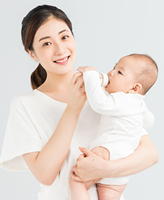 月嫂给宝宝喂奶