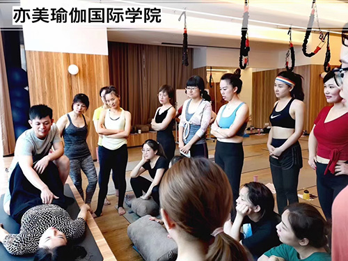 重慶亦美瑜伽國際學(xué)校的老師怎么樣？專業(yè)嗎？