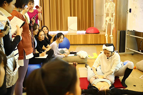 重慶亦美瑜伽基礎(chǔ)輔導(dǎo)班費用一般是怎么樣的？