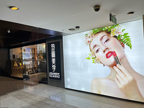 機(jī)構(gòu)門口