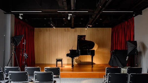 钢琴表演室