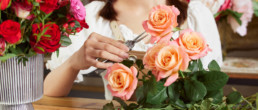 摄图网_501795949_wx_年轻美女花店里插花特写（企业商用）