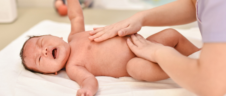 摄图网_501425181_wx_护士给新生儿按摩(企业商用) 摄图网_501425181_wx_护士给新生儿按摩(企业商用)