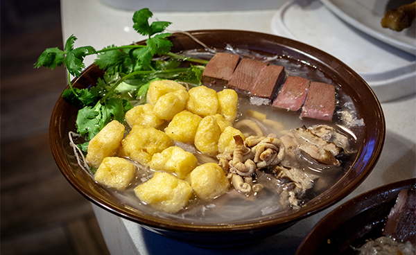 南京特色小吃鸭血粉丝汤