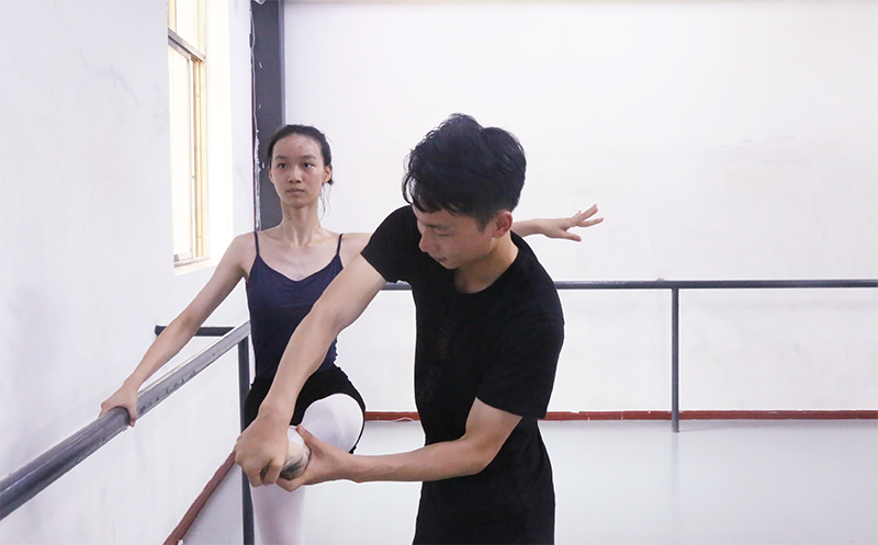 陈凯龙老师指导学生中 陈凯龙老师指导学生中