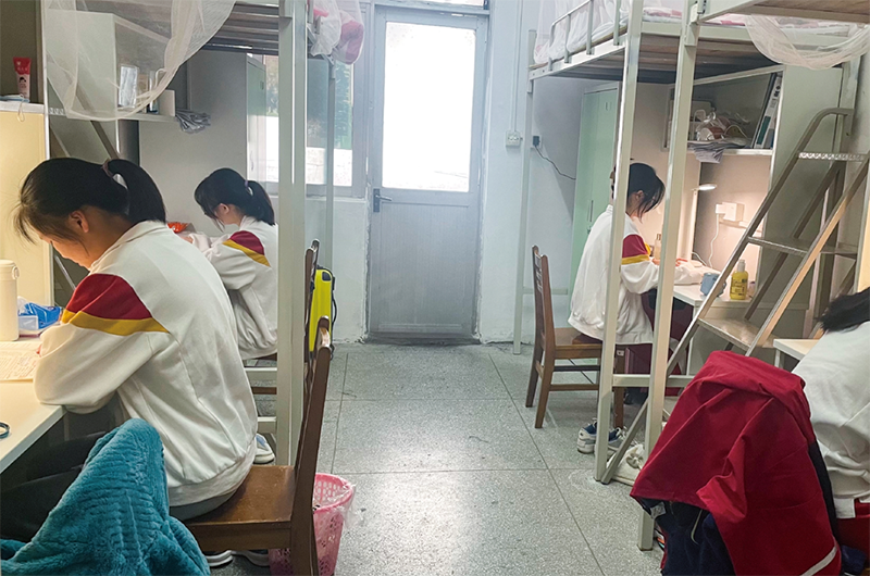 宿舍學(xué)習(xí)