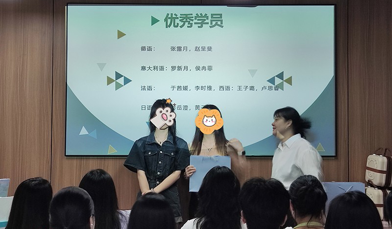 教师给学员颁奖 教师给学员颁奖