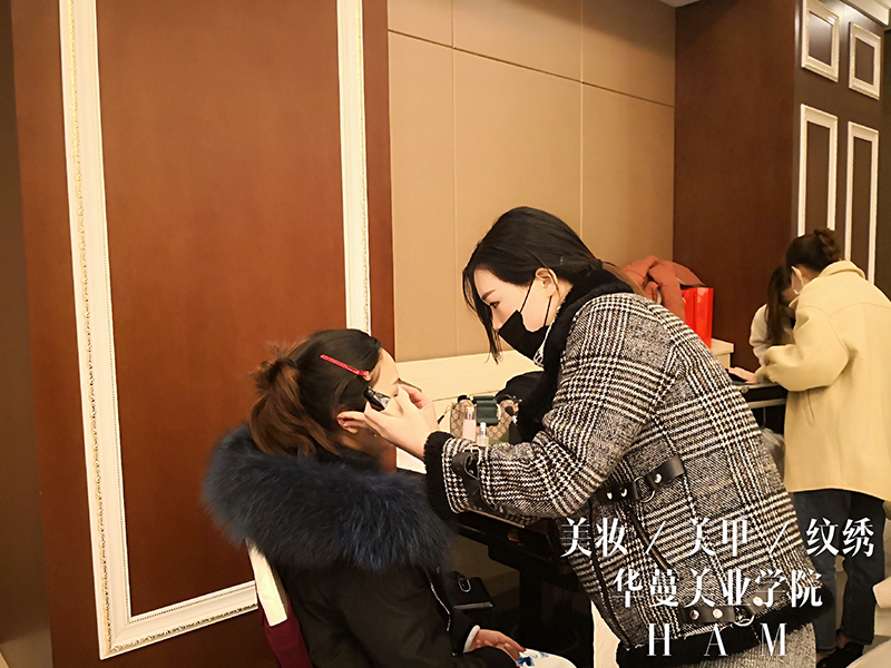 同学们负责敖雪琪公司年会造型