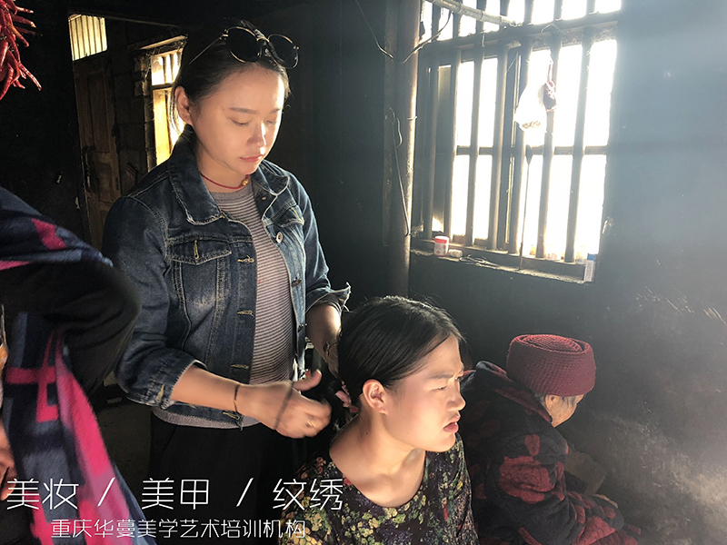 同学正在为微电影主角造型 同学正在为微电影主角造型