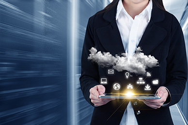 摄图网_500600317_在机房商人用平板操作云计算的概念（企业商用）