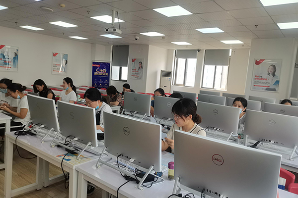 学员在机房上课