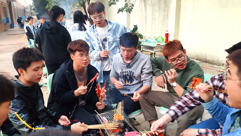 校园烧烤互动会