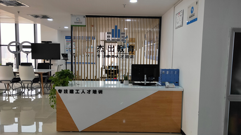 前臺(tái) 前臺(tái)