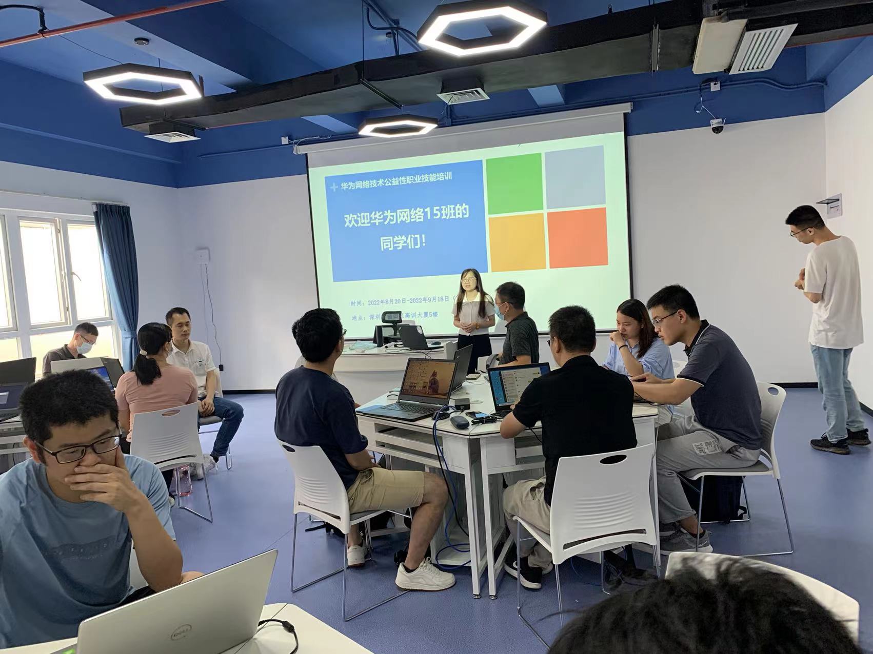 学员认真听课 学员认真听课