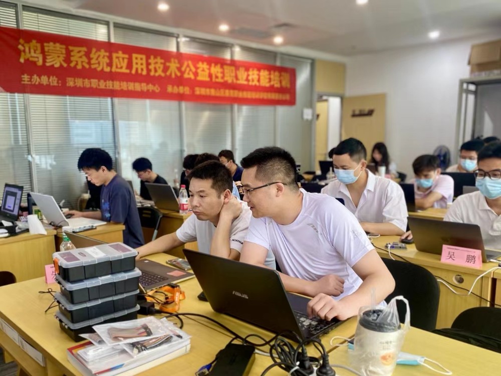 学员认真学习 学员认真学习