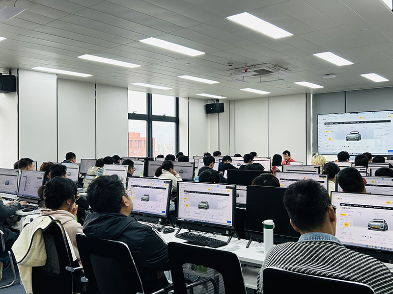 學員認真學習中 學員認真學習中