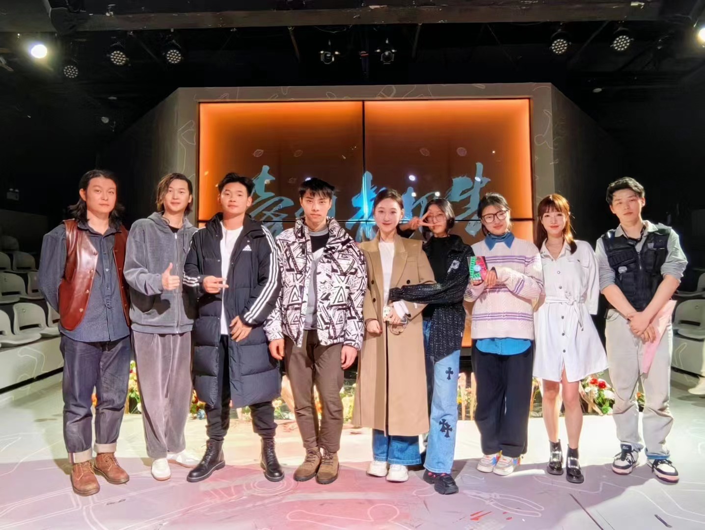 学生与演员合影留念 学生与演员合影留念