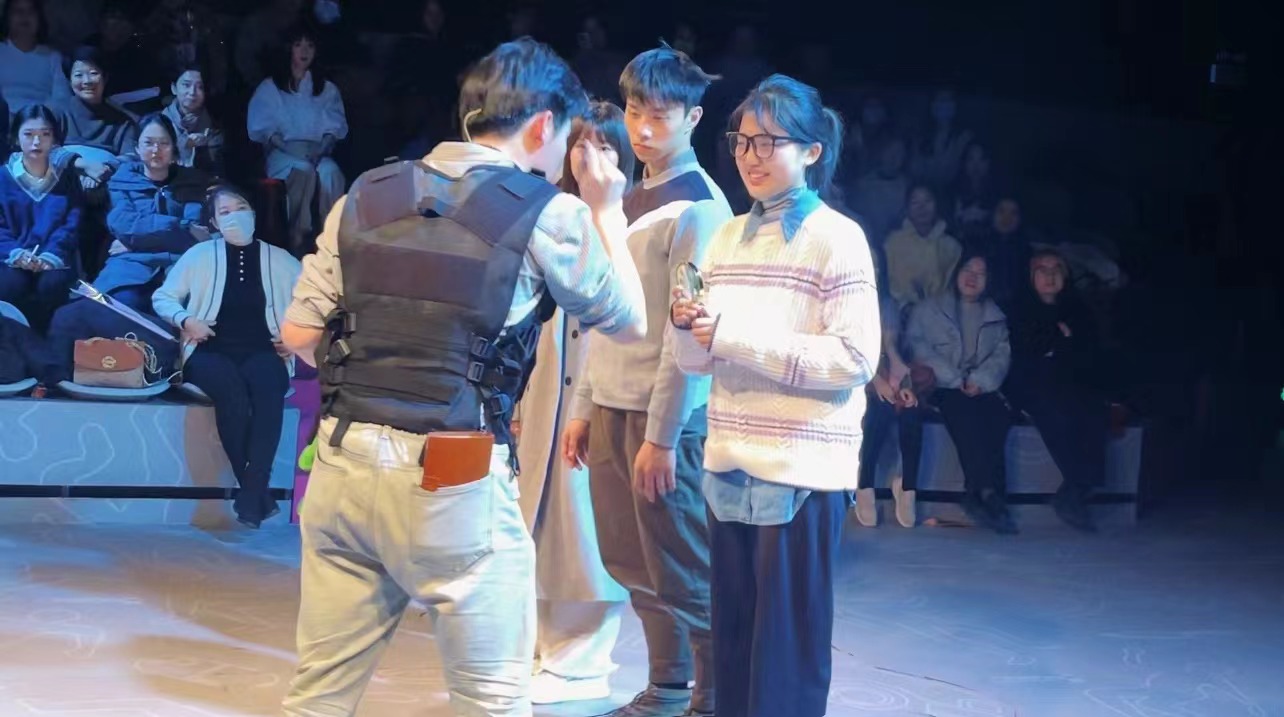 参与上台表演 参与上台表演