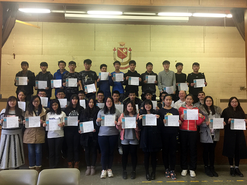 参加滑铁卢大学主办的加拿大全国高中数学竞赛获奖同学 参加滑铁卢大学主办的加拿大全国高中数学竞赛获奖同学