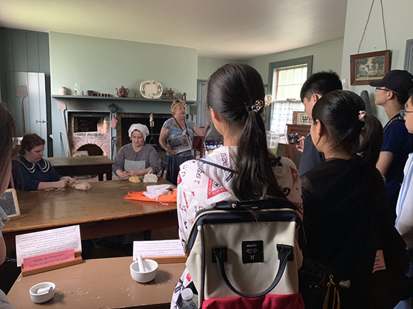 参观民俗村 参观民俗村