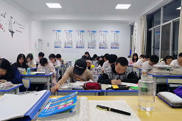 學(xué)生認(rèn)真上課