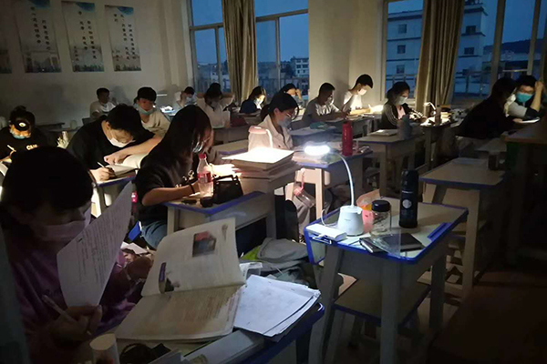 學(xué)生挑燈夜讀