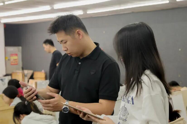 央美老师刘俊男老师点评学生设计画面现场图