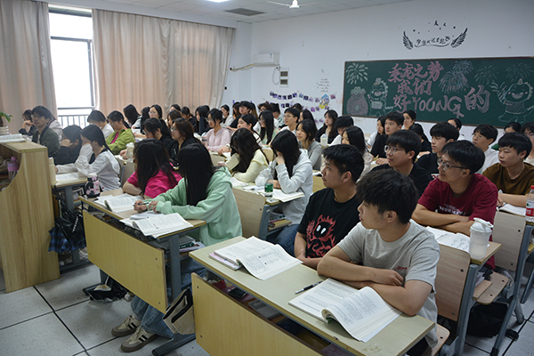 學(xué)生認(rèn)真的上課聽課