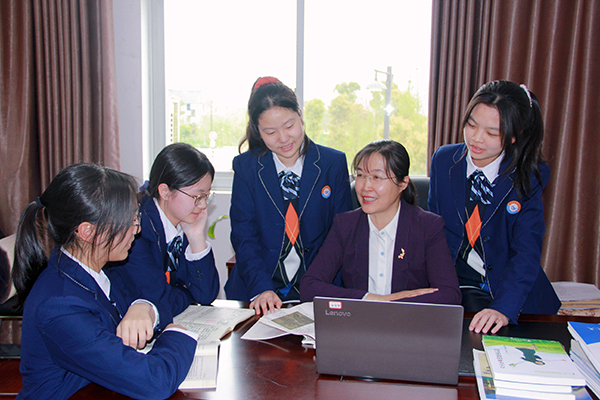 課后對(duì)學(xué)生進(jìn)行輔導(dǎo) 課后對(duì)學(xué)生進(jìn)行輔導(dǎo)