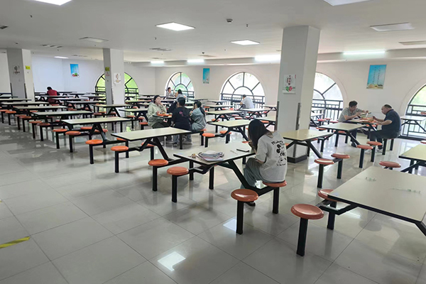 寬敞明亮的食堂 寬敞明亮的食堂