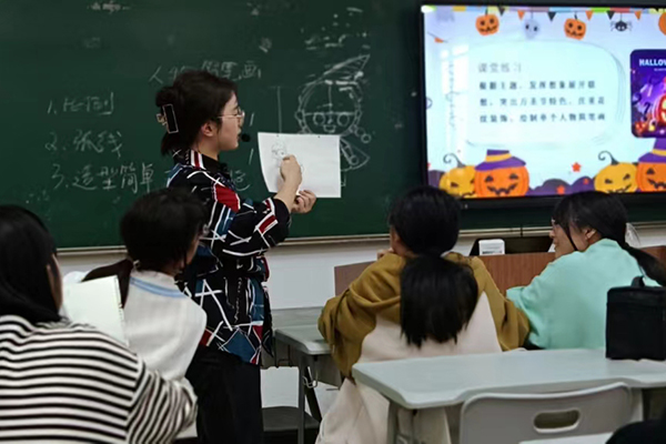 教师认真的上课 教师认真的上课