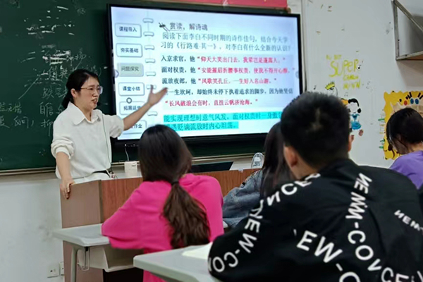 教师认真的上课 教师认真的上课