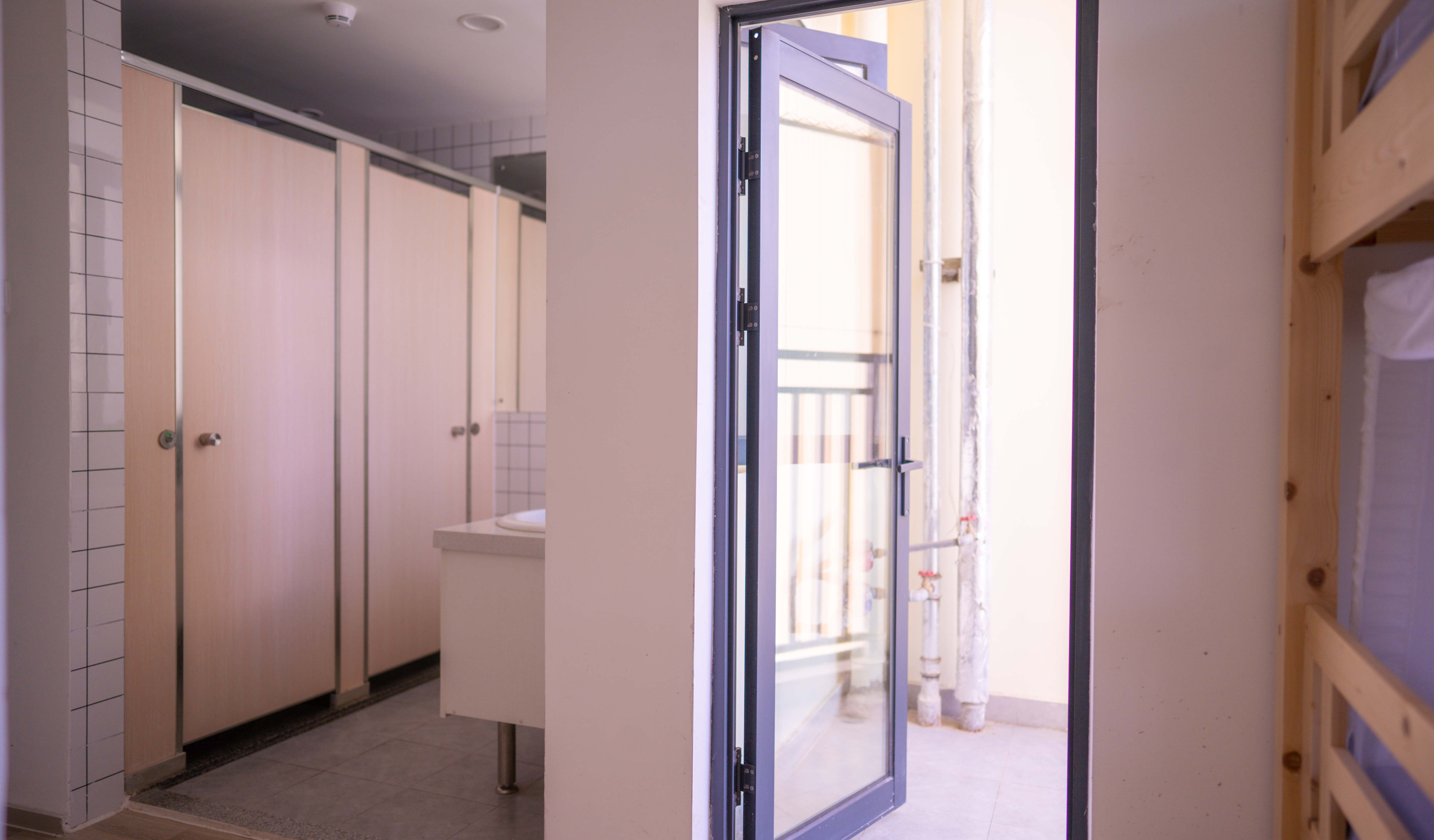 深圳遵理国际教育环境怎样？提供宿舍吗？