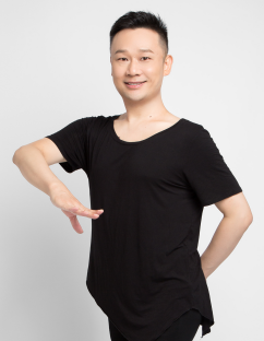 藝術(shù)總監(jiān)及中國(guó)舞教研組長(zhǎng):李鵬老師 藝術(shù)總監(jiān)及中國(guó)舞教研組長(zhǎng):李鵬老師