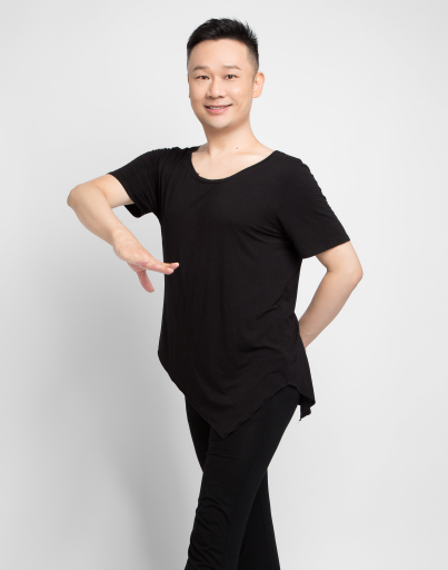 藝術(shù)總監(jiān)及中國舞教研組長:李鵬老師 藝術(shù)總監(jiān)及中國舞教研組長:李鵬老師